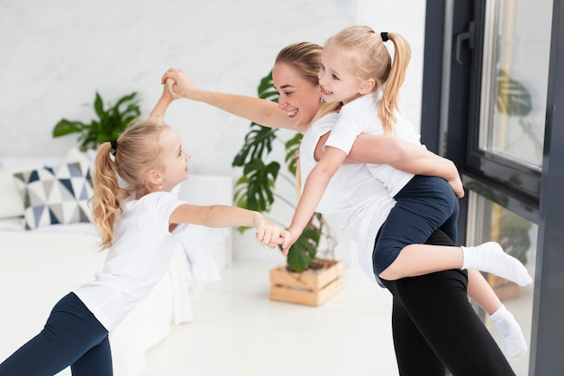 Mãe e filha feliz jogando em casa