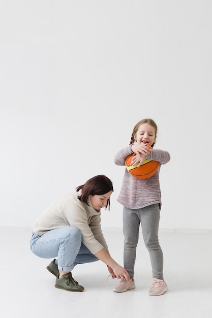 Foto grátis mãe e filha filmagem completa