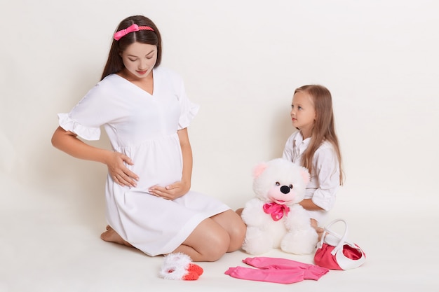 Mãe e filha grávidas se divertindo juntos