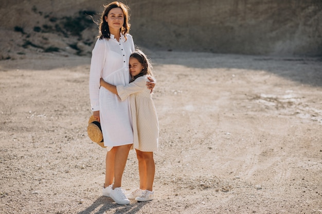 Mãe e filha juntas se divertindo