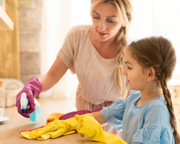 Mãe e filha limpando a casa juntas