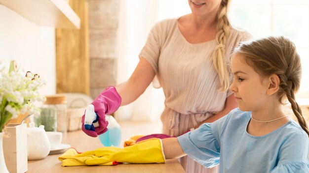 Mãe e filha limpando a casa