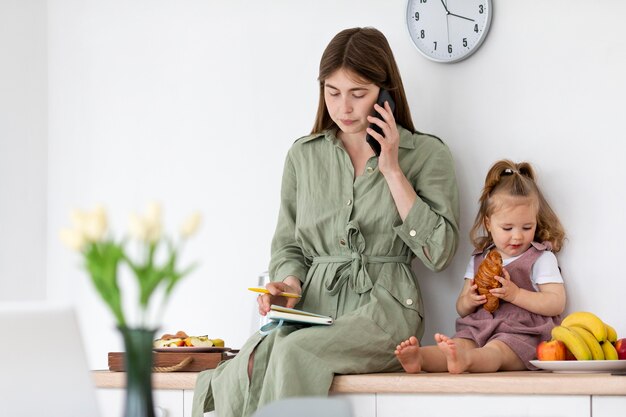 Mãe e filha na cozinha