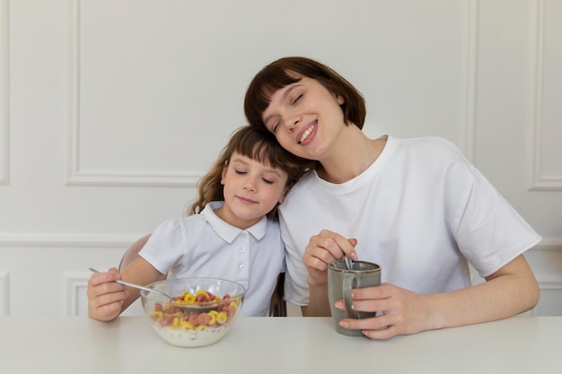 Foto grátis mãe e filha na mesa de tiro médio