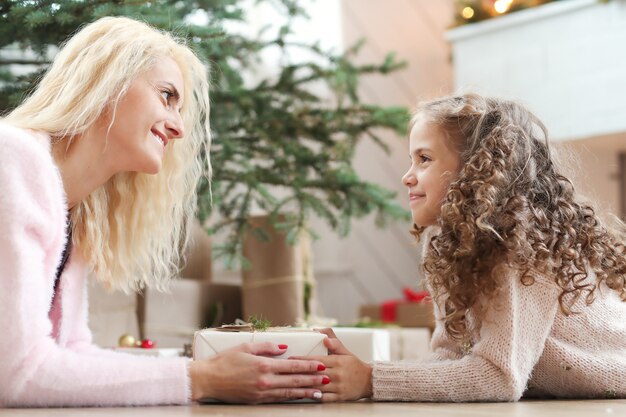 Mãe e filha na sala de estar decorada de Natal