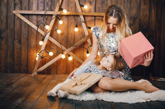 mãe e filha no espírito do feriado