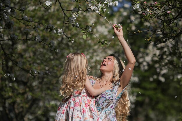 Mãe e filha no jardim