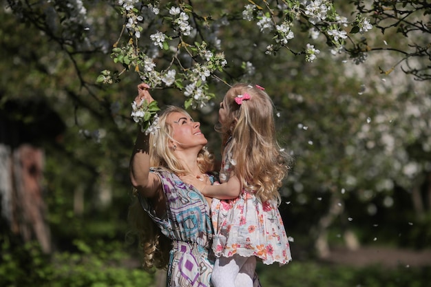 Mãe e filha no jardim