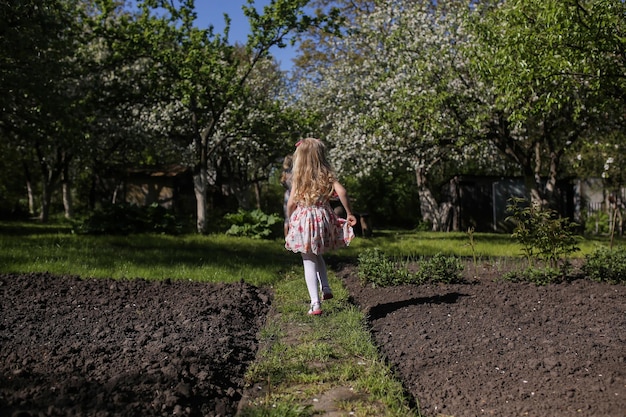 Mãe e filha no jardim