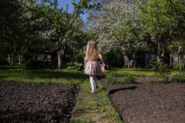 Mãe e filha no jardim