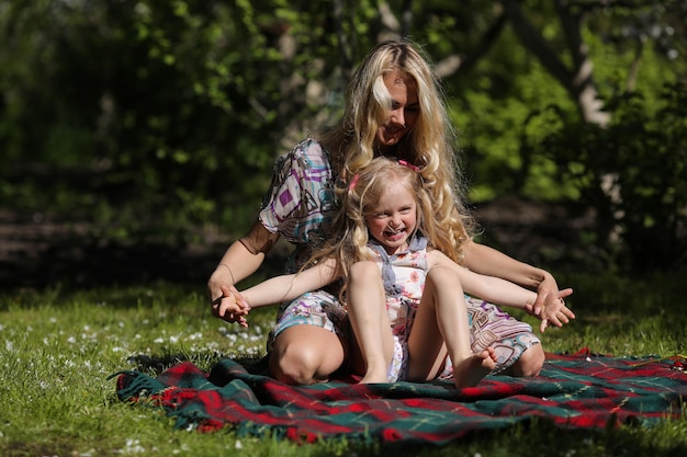 Mãe e filha no jardim