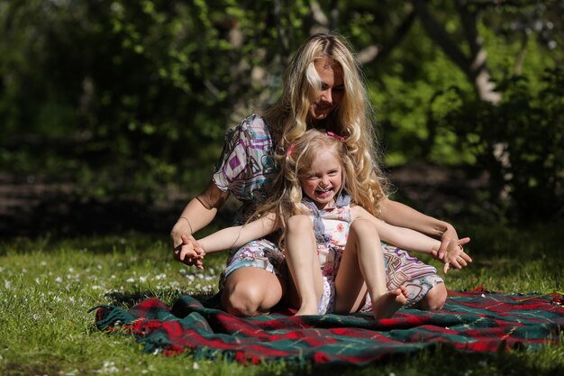 Mãe e filha no jardim