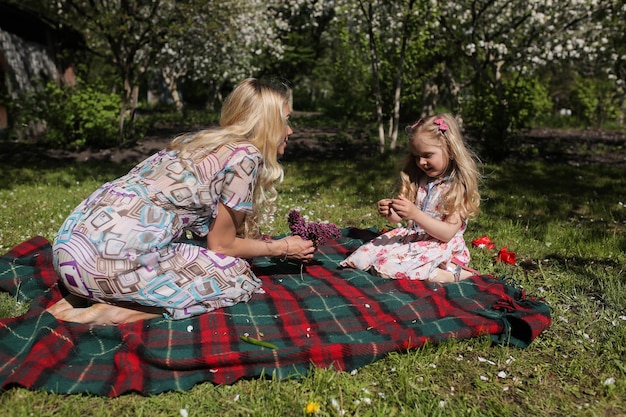 Mãe e filha no jardim