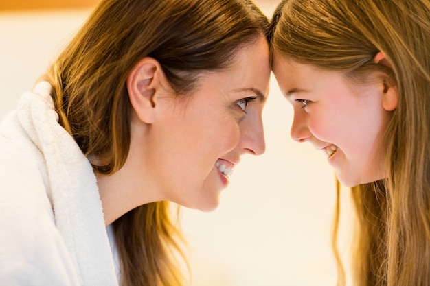 Mãe e filha olhando para o outro