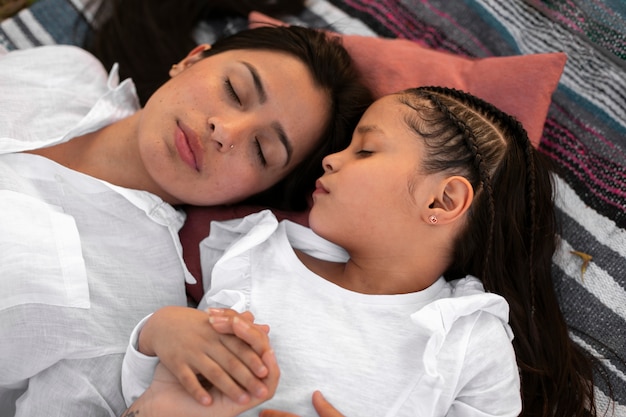 Foto grátis mãe e filha passando o dia das mães juntas no parque