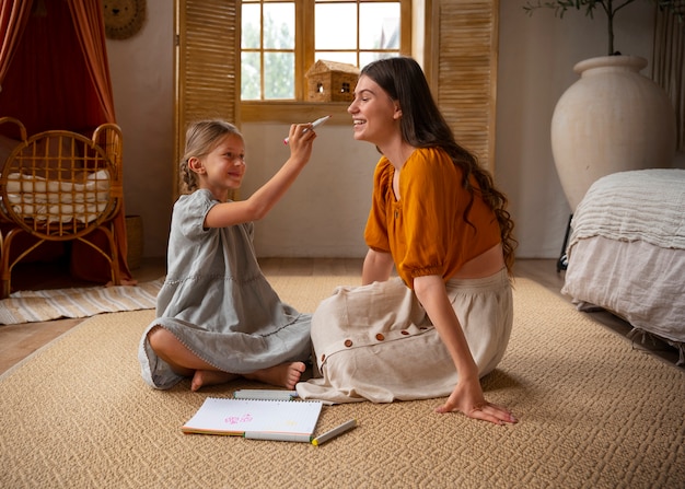 Foto grátis mãe e filha passando tempo juntas vestindo roupas de linho