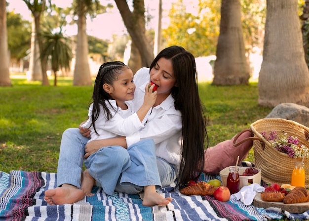 Mãe e filha passando um tempo juntas no parque para o dia das mães