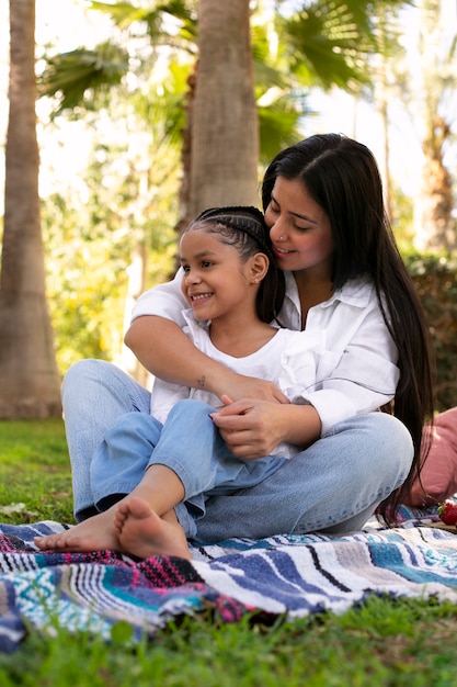 Mãe e filha passando um tempo juntas no parque para o dia das mães