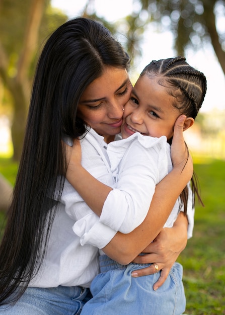 Foto grátis mãe e filha passando um tempo juntas no parque para o dia das mães