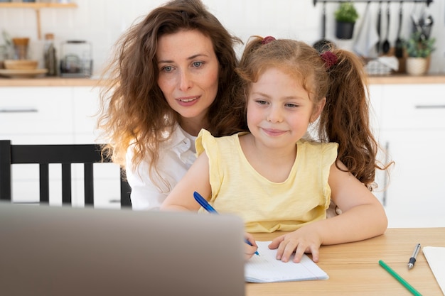 Mãe e filha passando um tempo juntas