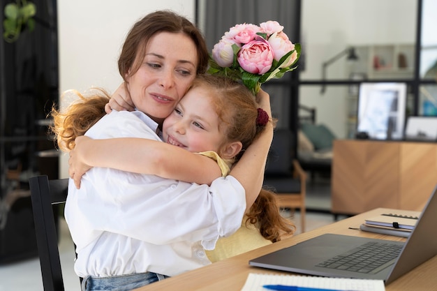 Foto grátis mãe e filha passando um tempo juntas