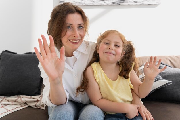 Mãe e filha passando um tempo juntas