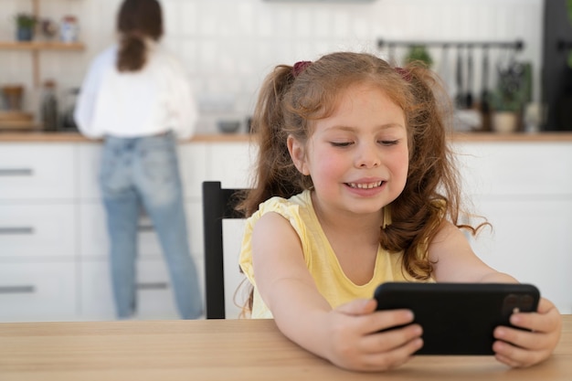 Mãe e filha passando um tempo juntas