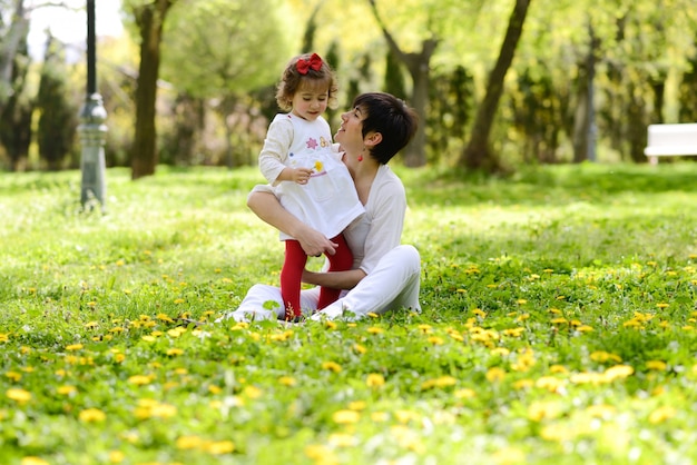 Mãe e filha passar a tarde no jardim