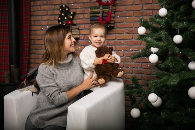 Mãe e filha pela árvore de Natal