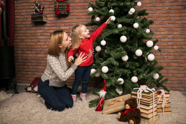 Mãe e filha penduradas em uma árvore de Natal