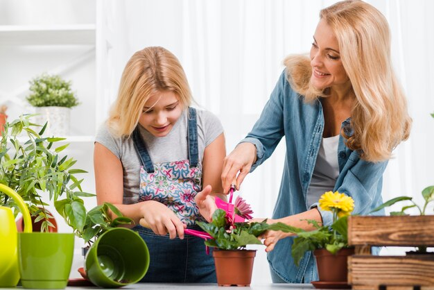 Mãe e filha plantando flores