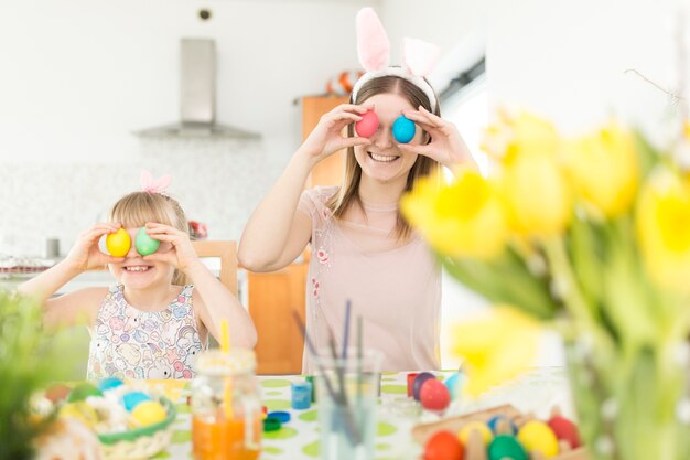 Mãe e filha posando com ovos de Páscoa