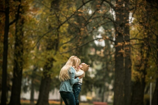 Mãe e filha que ri no parque