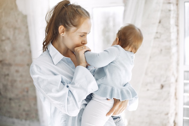 Mãe e filha se divertem em casa