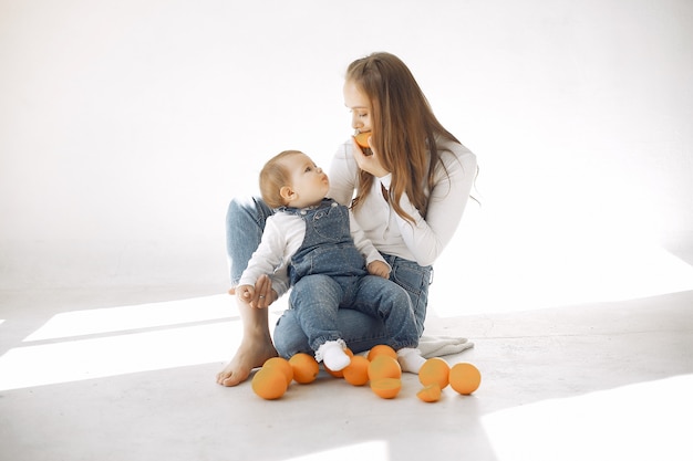 Mãe e filha se divertem em casa