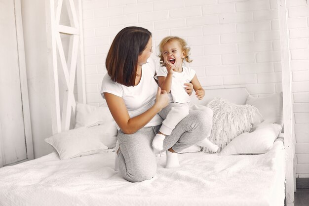 Mãe e filha se divertem em casa