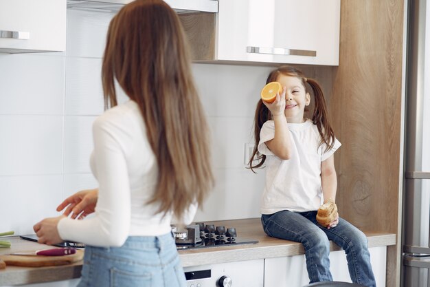 Mãe e filha se divertem em casa