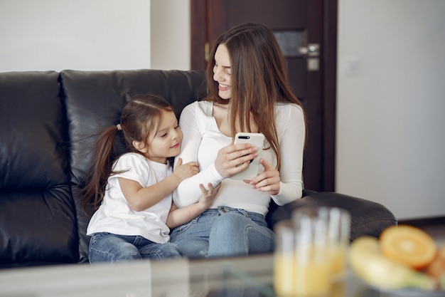 Mãe e filha se divertem em casa