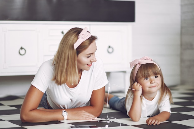 Mãe e filha se divertem em casa