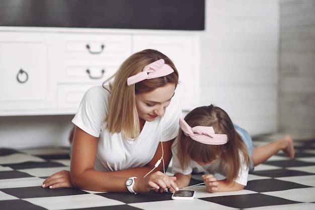 Mãe e filha se divertem em casa