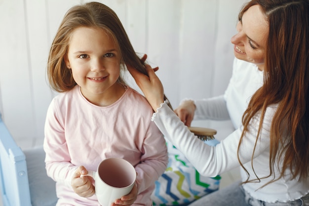 Mãe e filha se divertem em casa