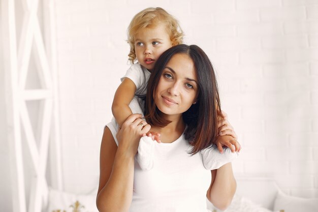 Mãe e filha se divertindo em casa