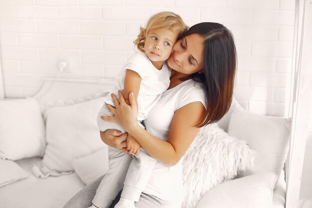 Mãe e filha se divertindo em casa