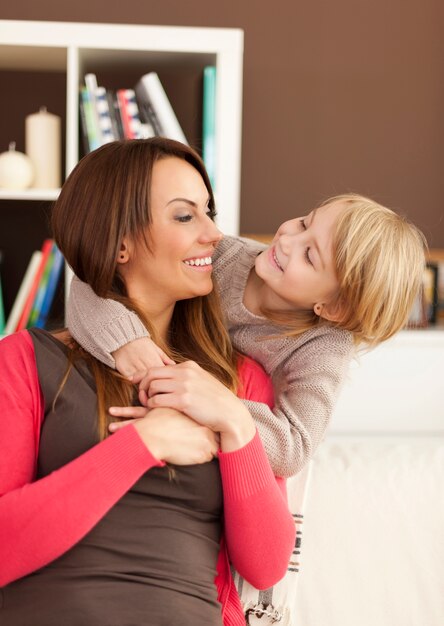 Mãe e filha se divertindo em casa