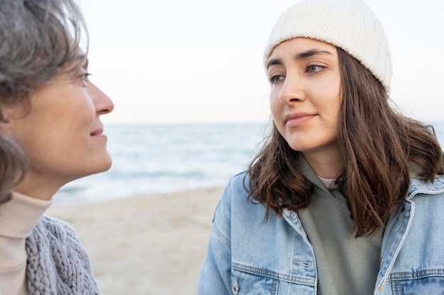 Mãe e filha se unindo na praia