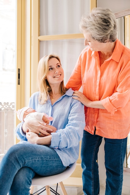 Foto grátis mãe e filha sorridente com bebê