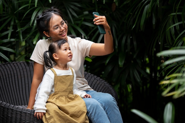 Foto grátis mãe e filha tirando selfie em foto média