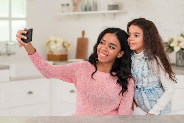 Mãe e filha tirando selfies