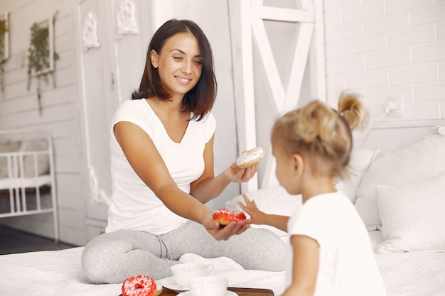 Mãe e filha tomar um café da manhã em casa