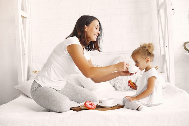 Mãe e filha tomar um café da manhã em casa